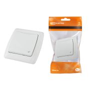 Розетка с крышкой 2П+З с защитными шторками 16А 250В IP44 белая «Онега» TDM